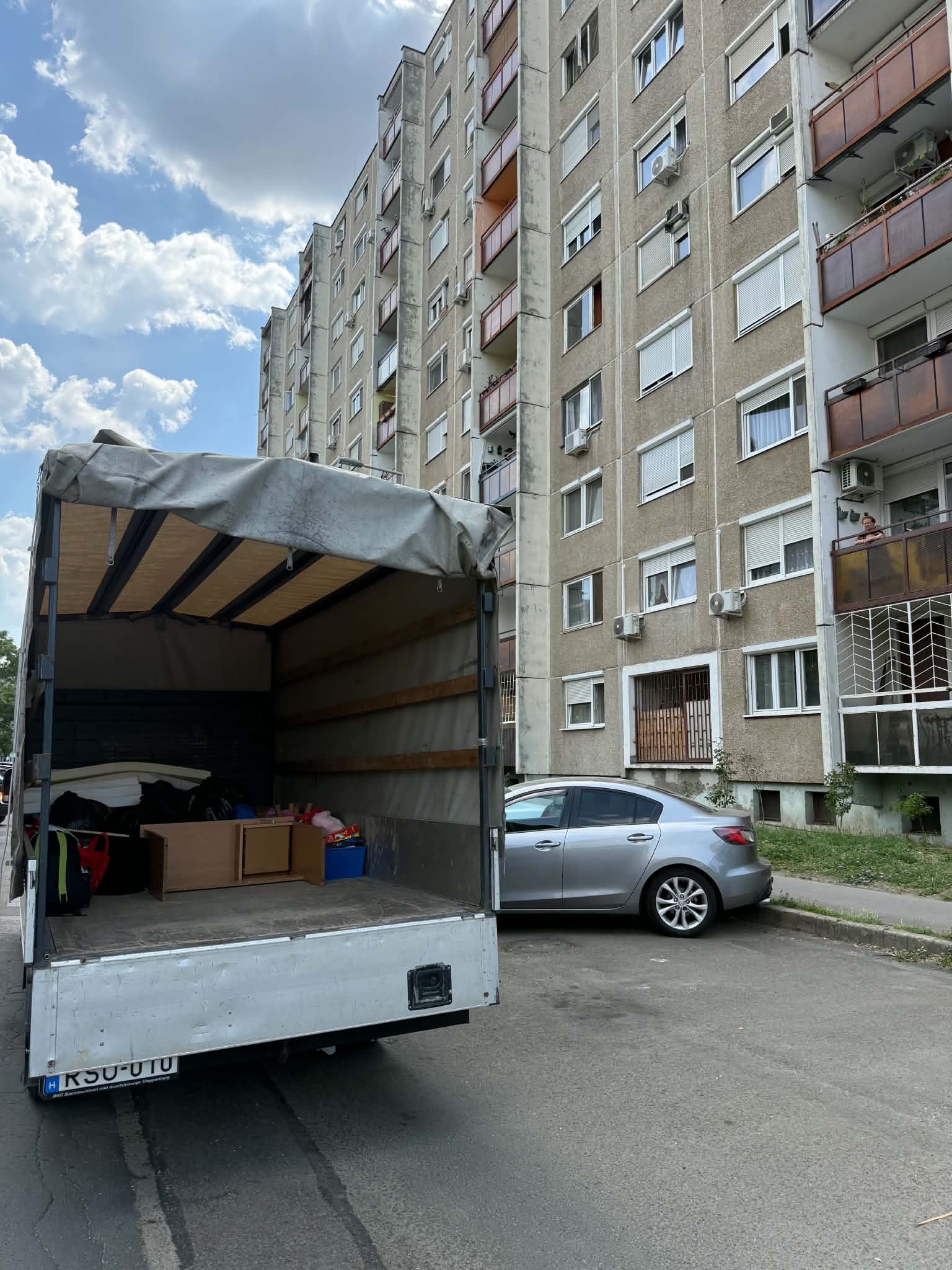Költöztetés – megpakolt furgon