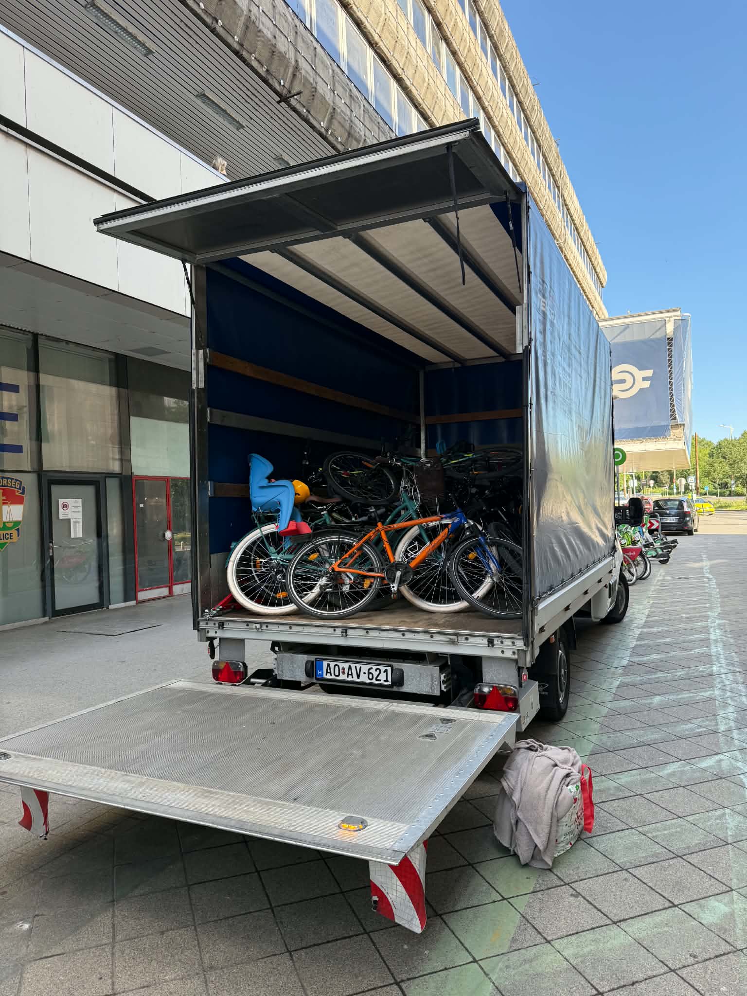 Zsolnai Transport megpakolt furgon